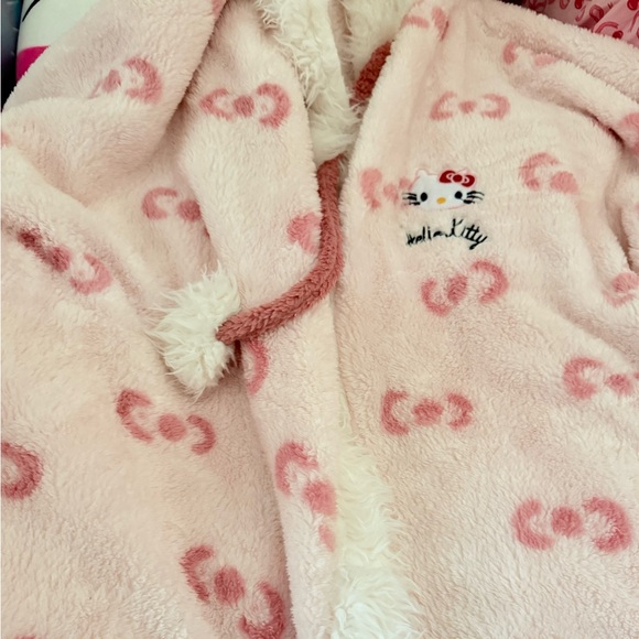 Hello Kitty Pink and White Robe - Picture 4 of 6